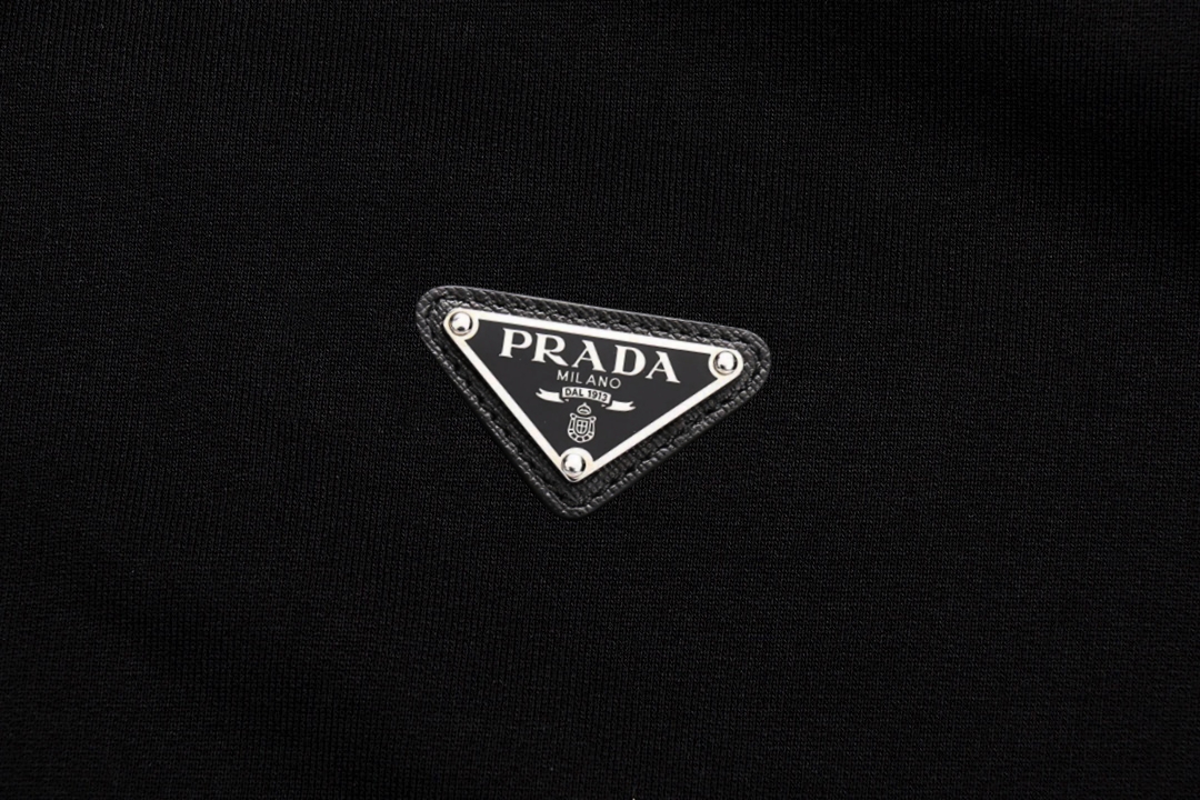 【PRADA】ジップアップパーカー