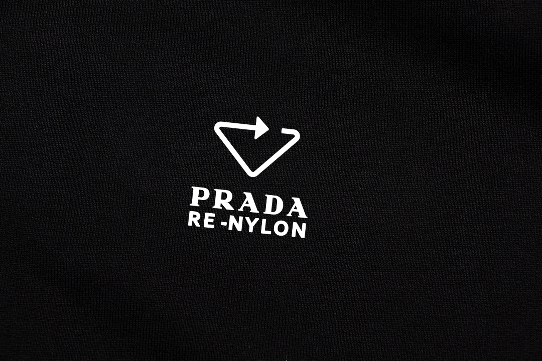 【PRADA】ジップアップパーカー