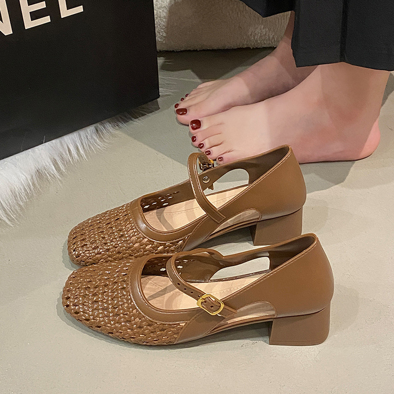 รองเท้าแมรี่เจนแบบสานกลวงมีสายรัด