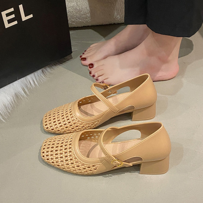 รองเท้าแมรี่เจนแบบสานกลวงมีสายรัด