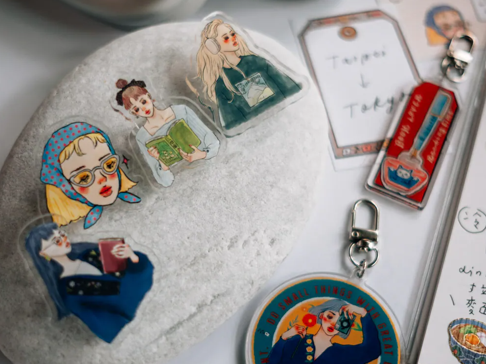 La Dolce Vita - Acrylic Clip - Blue flower girl