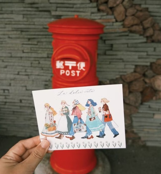 La Dolce Vita - Postcard - We move forward happily postcard 