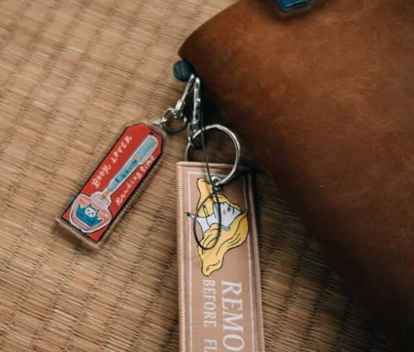 La Dolce Vita - Acrylic Pendant - Reading and writing