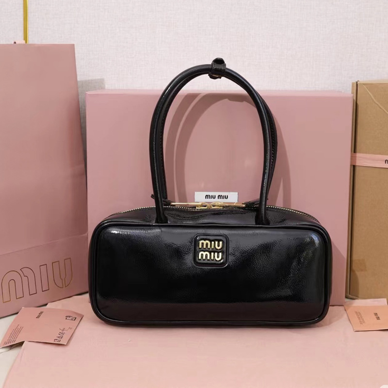 【完売必至】MIUMIU/ミュウミュウ ショルダーバッグ ロゴメタル