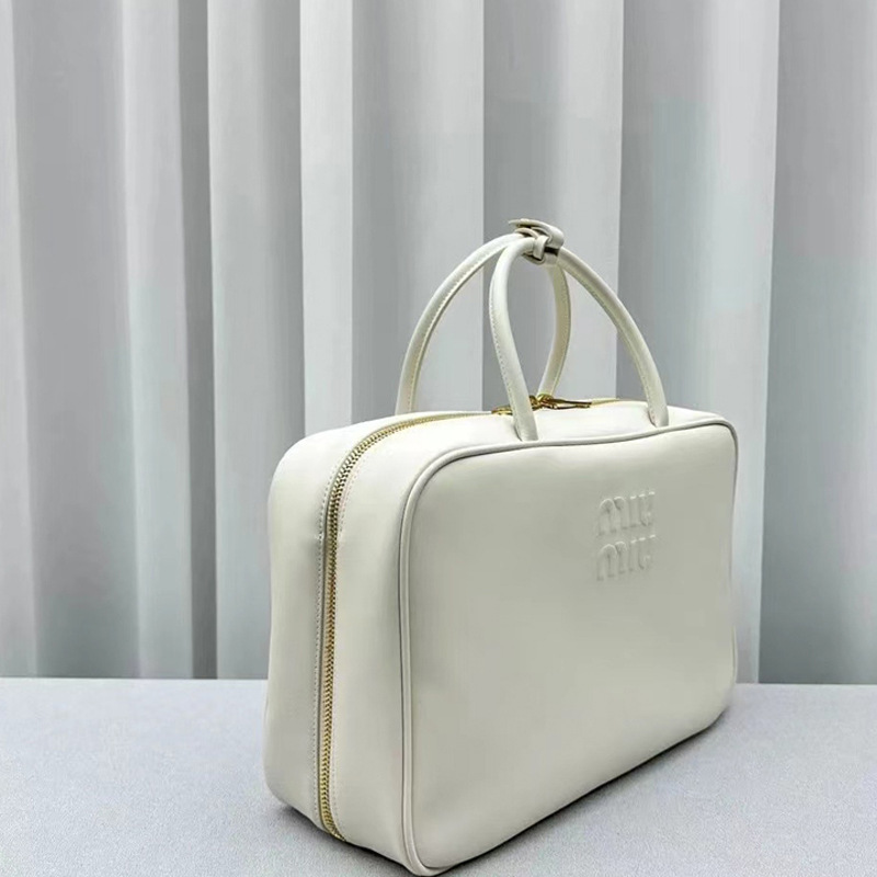 柔らかなスムースレザー MIUMIU/ミュウミュウ 洗練されたレザー トップハンドルバッグ