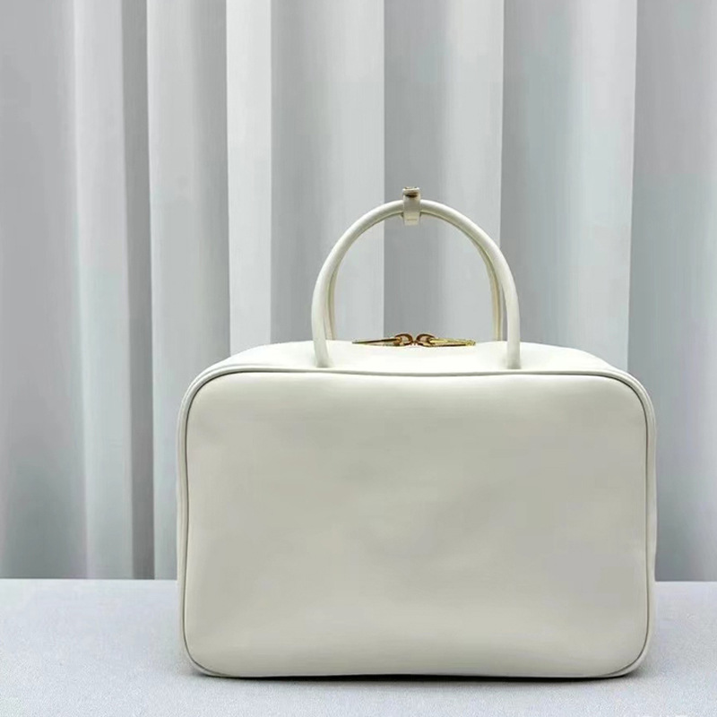 柔らかなスムースレザー MIUMIU/ミュウミュウ 洗練されたレザー トップハンドルバッグ