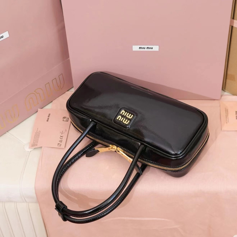 【完売必至】MIUMIU/ミュウミュウ ショルダーバッグ ロゴメタル
