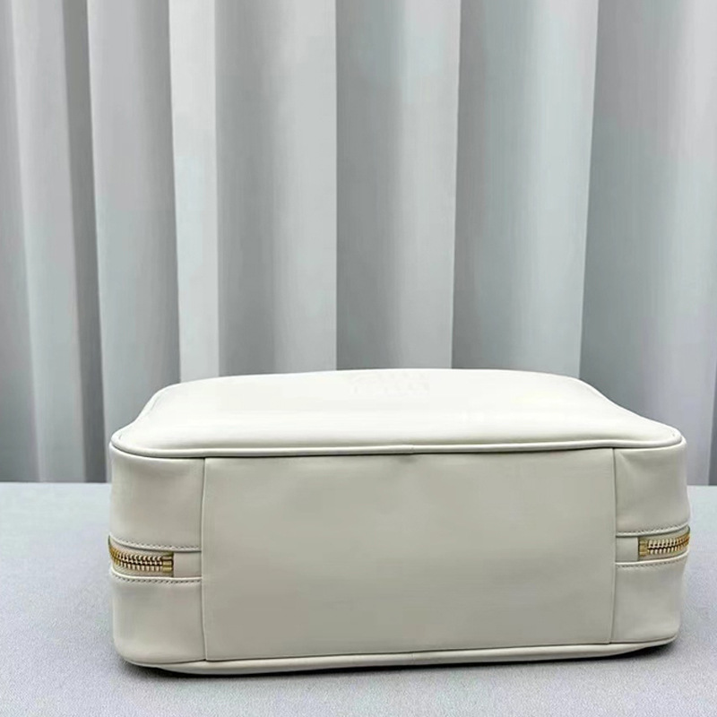 柔らかなスムースレザー MIUMIU/ミュウミュウ 洗練されたレザー トップハンドルバッグ