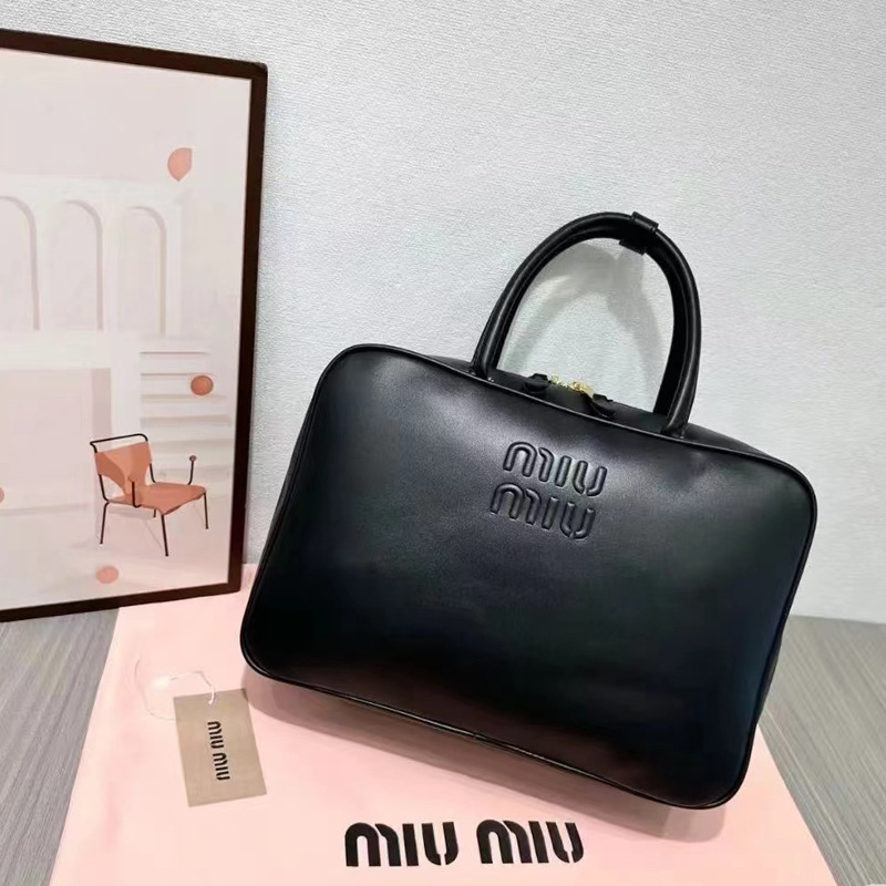 柔らかなスムースレザー MIUMIU/ミュウミュウ 洗練されたレザー トップハンドルバッグ