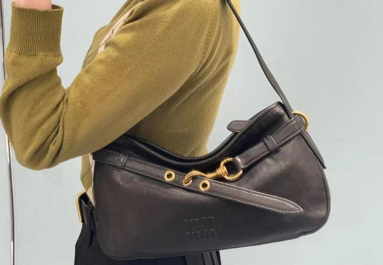 《大人かわいい》2025新作 MiuMiu/ミュウミュウ アバンチュール ナッパレザー バッグ