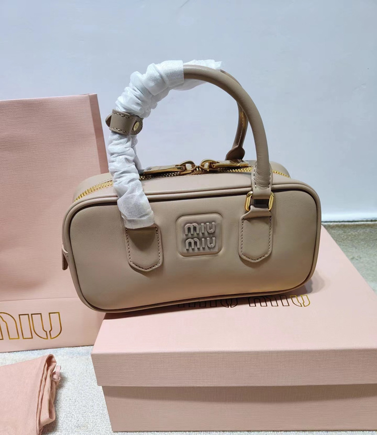 【入手困難/大人気】☆MIUMIU★ミュウミュウ アルカディ ハンドバッグ