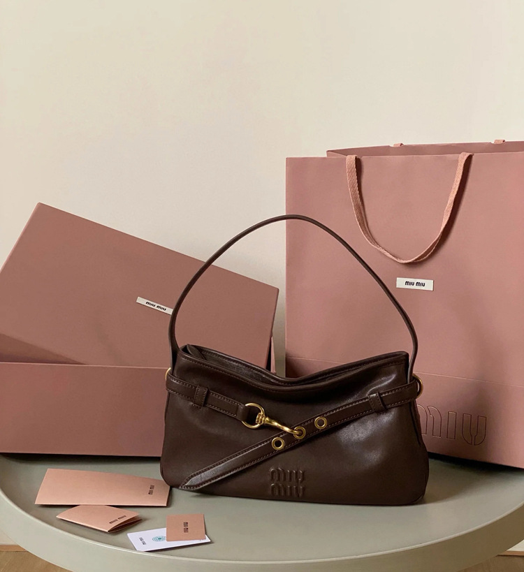 《大人かわいい》2025新作 MiuMiu/ミュウミュウ アバンチュール ナッパレザー バッグ