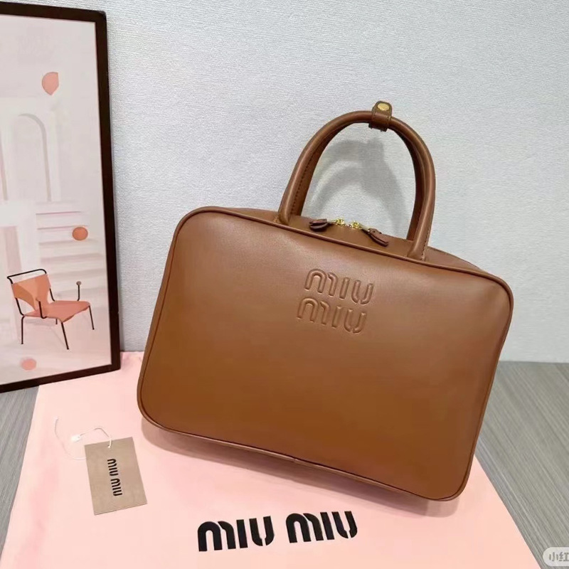 柔らかなスムースレザー MIUMIU/ミュウミュウ 洗練されたレザー トップハンドルバッグ
