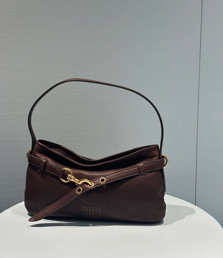 《大人かわいい》2025新作 MiuMiu/ミュウミュウ アバンチュール ナッパレザー バッグ