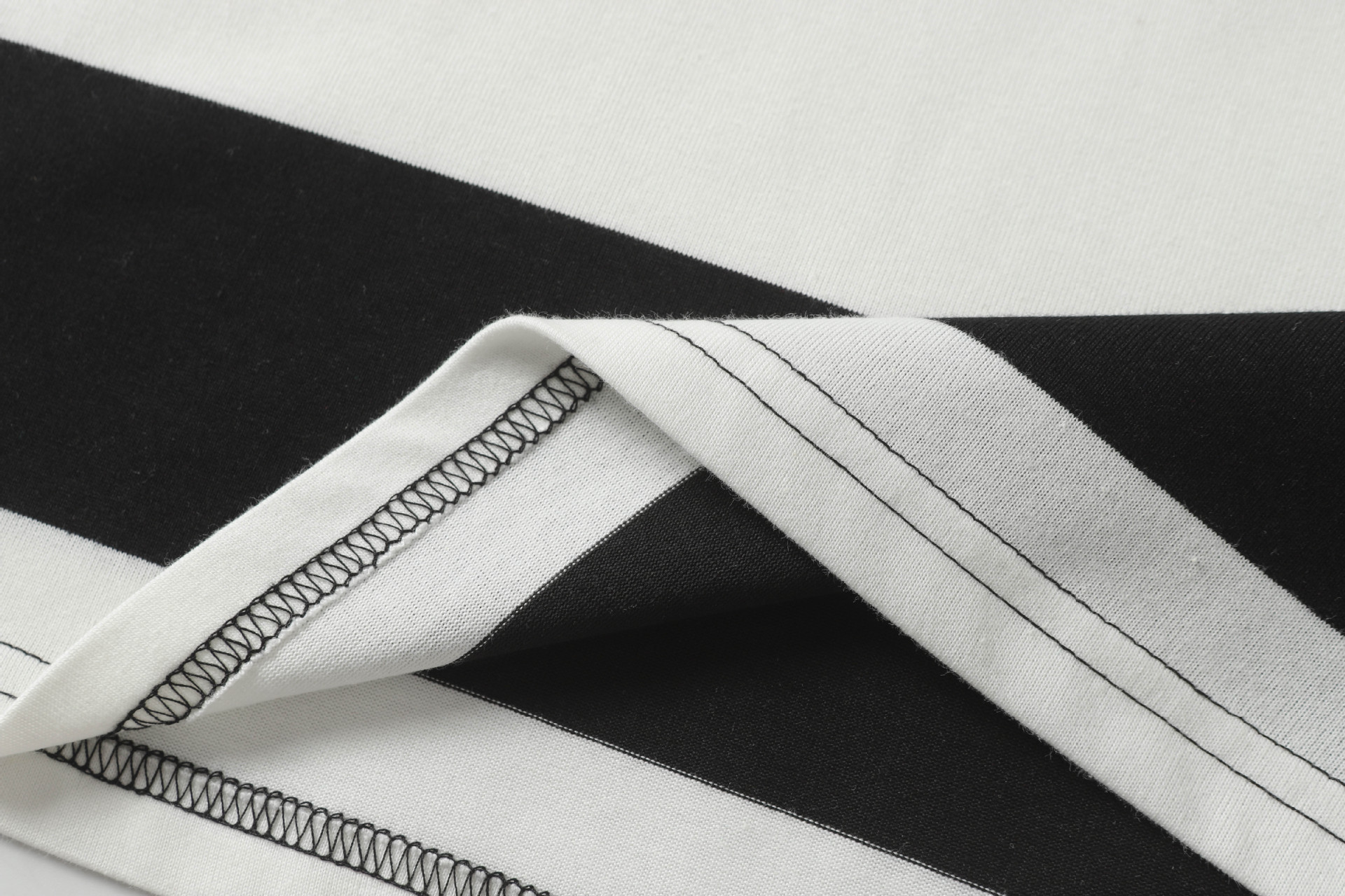 2025年夏新作 CELINE ストライプロゴプリント ルーズ 半袖Tシャツ 【男女兼用】