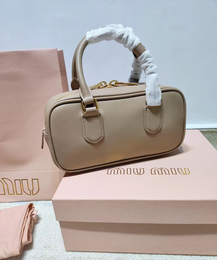 【入手困難/大人気】☆MIUMIU★ミュウミュウ アルカディ ハンドバッグ