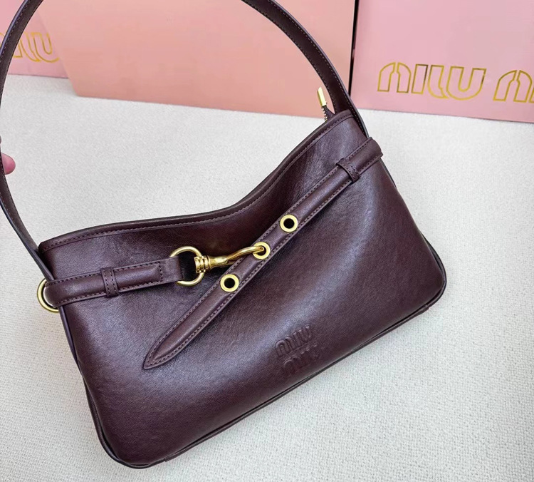 《大人かわいい》2025新作 MiuMiu/ミュウミュウ アバンチュール ナッパレザー バッグ