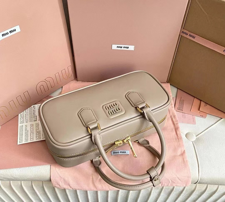 【入手困難/大人気】☆MIUMIU★ミュウミュウ アルカディ ハンドバッグ