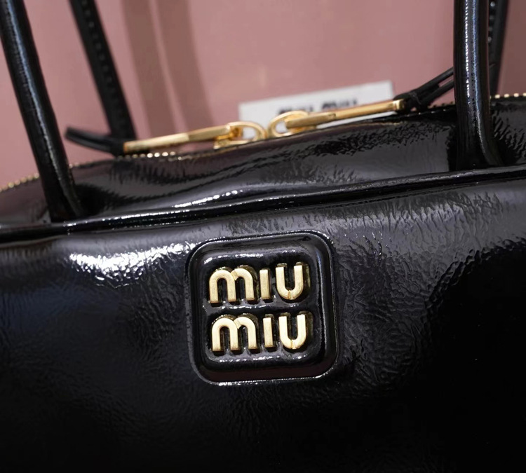 【完売必至】MIUMIU/ミュウミュウ ショルダーバッグ ロゴメタル