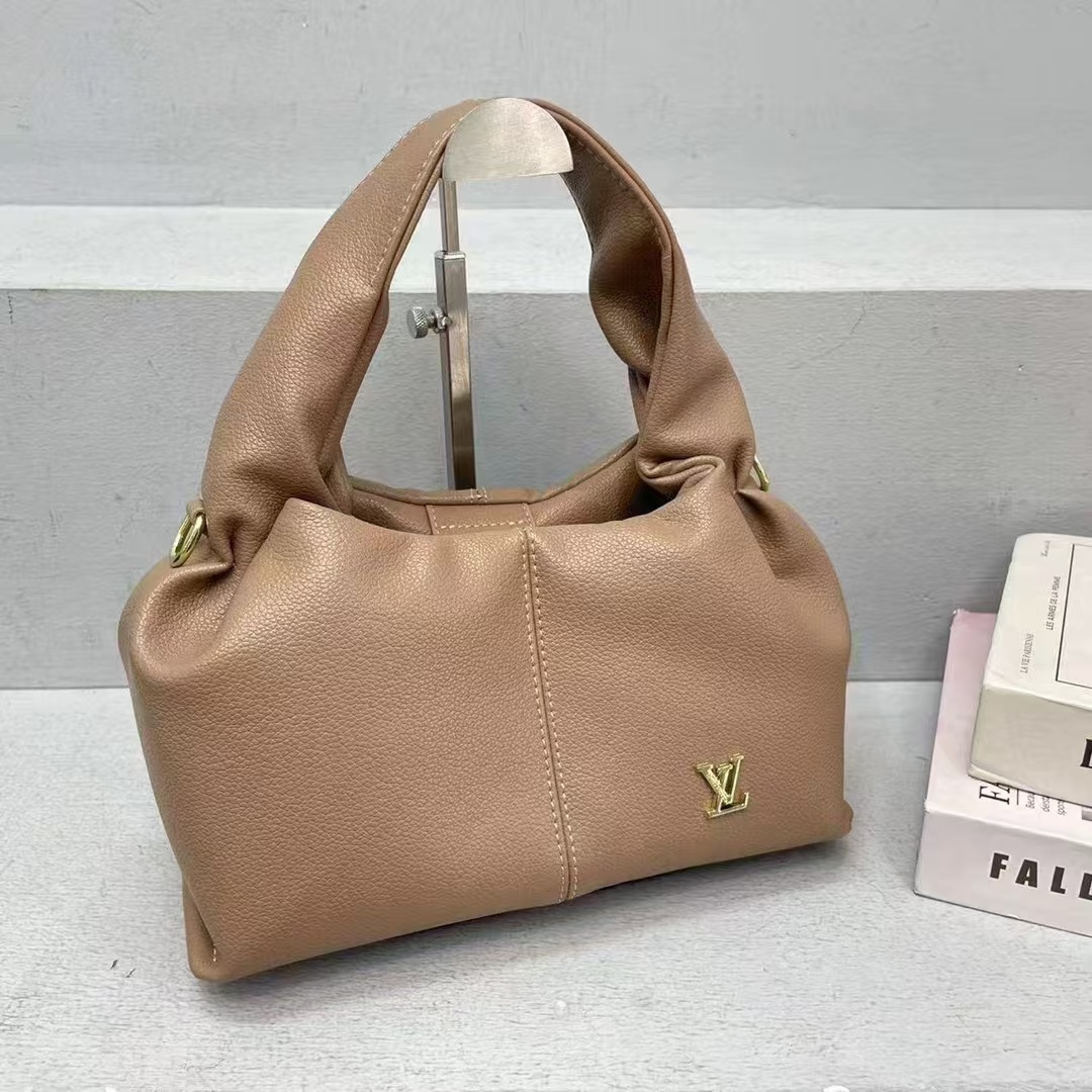 Louvis Vuitton ルイヴィトン新作　☁雲のショルダーバッグ　グレージュ　ブラック　ホワイト　パターン　ブラウン