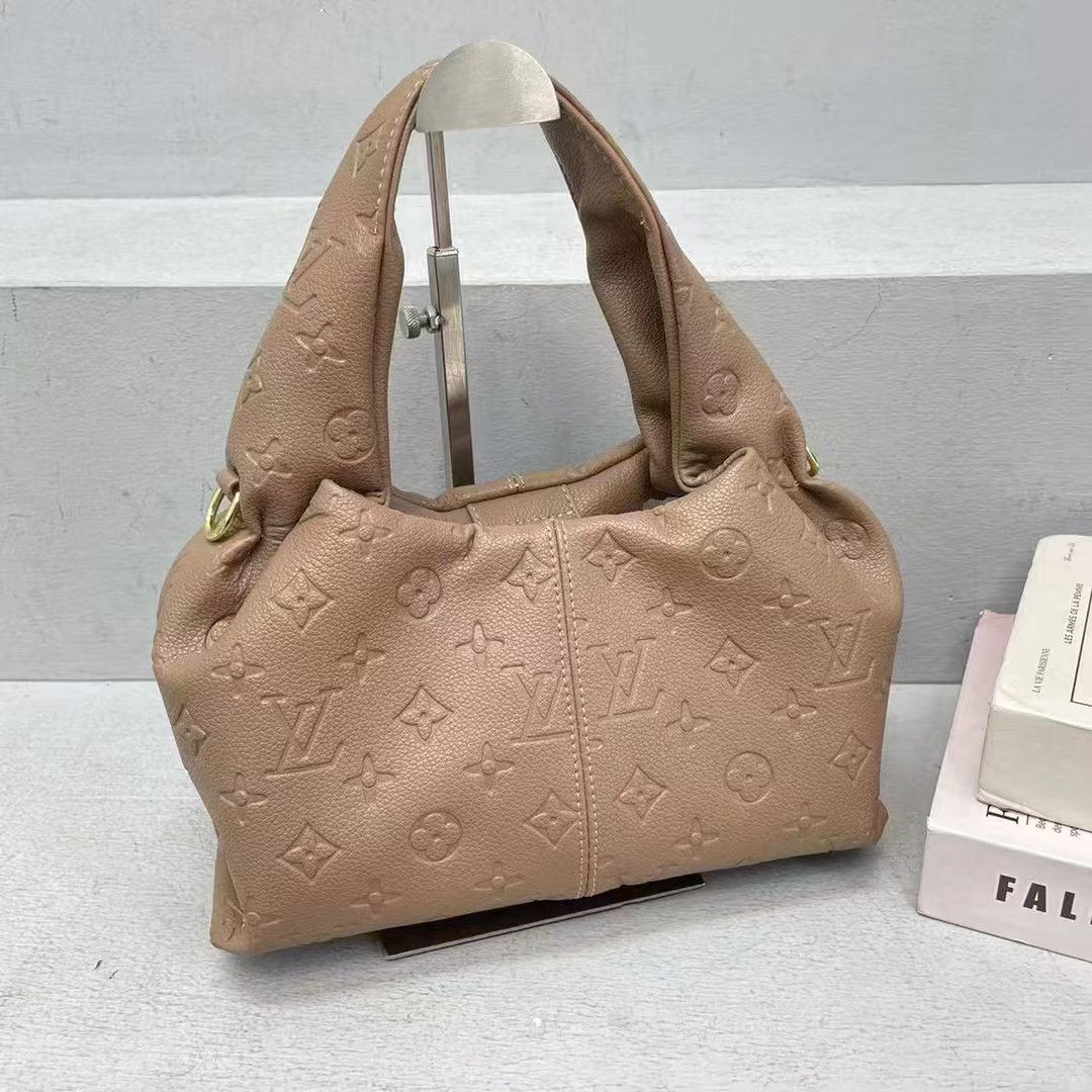 Louvis Vuitton ルイヴィトン新作　☁雲のショルダーバッグ　グレージュ　ブラック　ホワイト　パターン　ブラウン