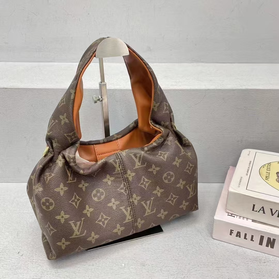 Louvis Vuitton ルイヴィトン新作　☁雲のショルダーバッグ　グレージュ　ブラック　ホワイト　パターン　ブラウン