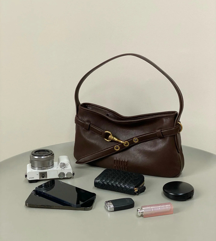 《大人かわいい》2025新作 MiuMiu/ミュウミュウ アバンチュール ナッパレザー バッグ