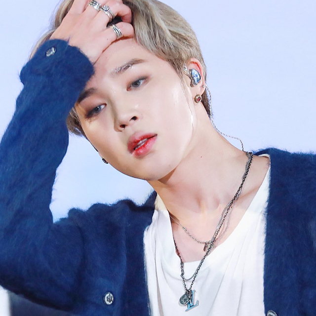 【国内発送/直営店】ネックレス 大人気！残りわずか♪ 防弾少年団BTSジミンJIMINが着用しているLVのイニシャルペンダントです