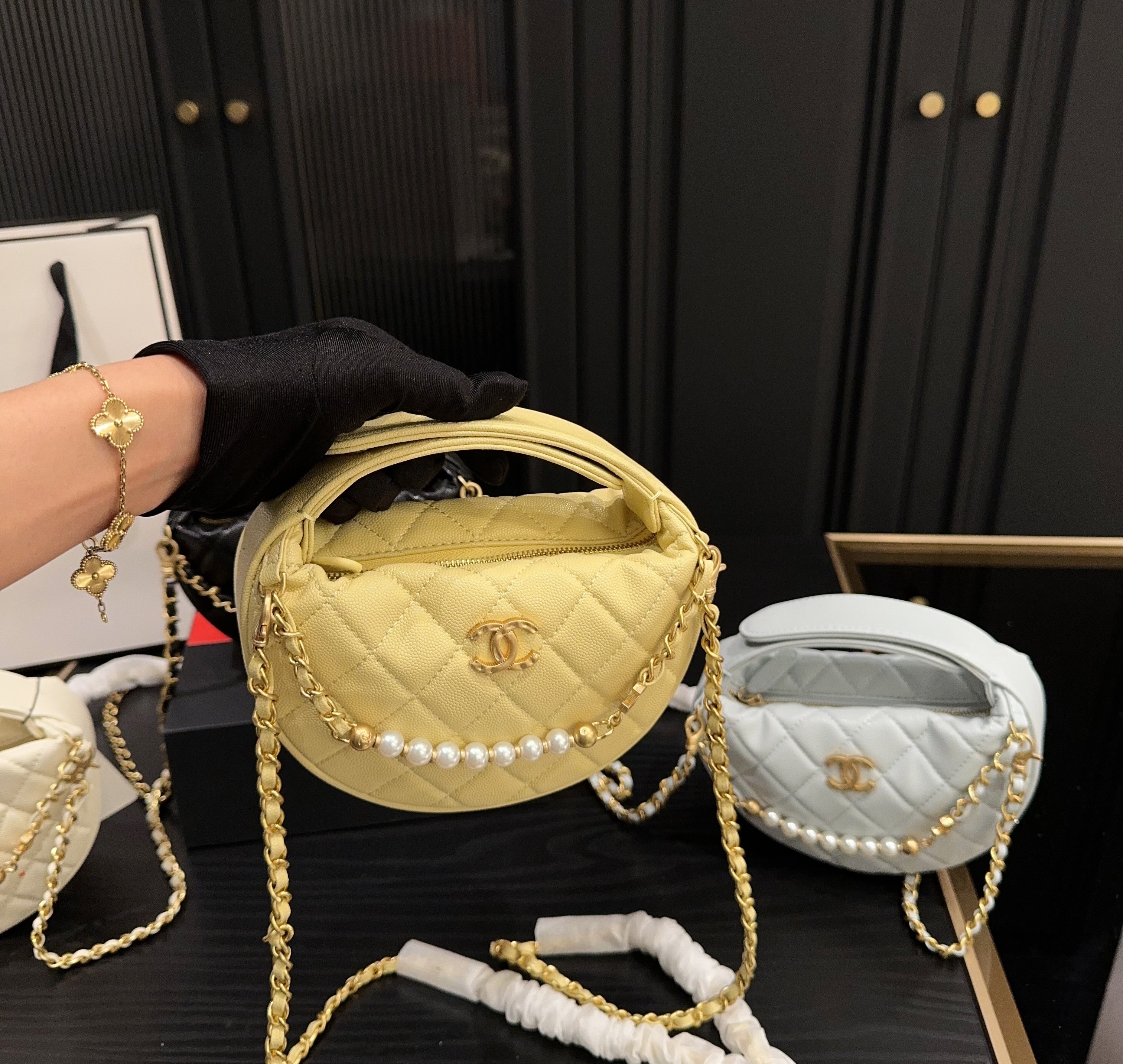 《25‘新作》【パールチェーンがおしゃれ♪】CHANEL《ポーチ》