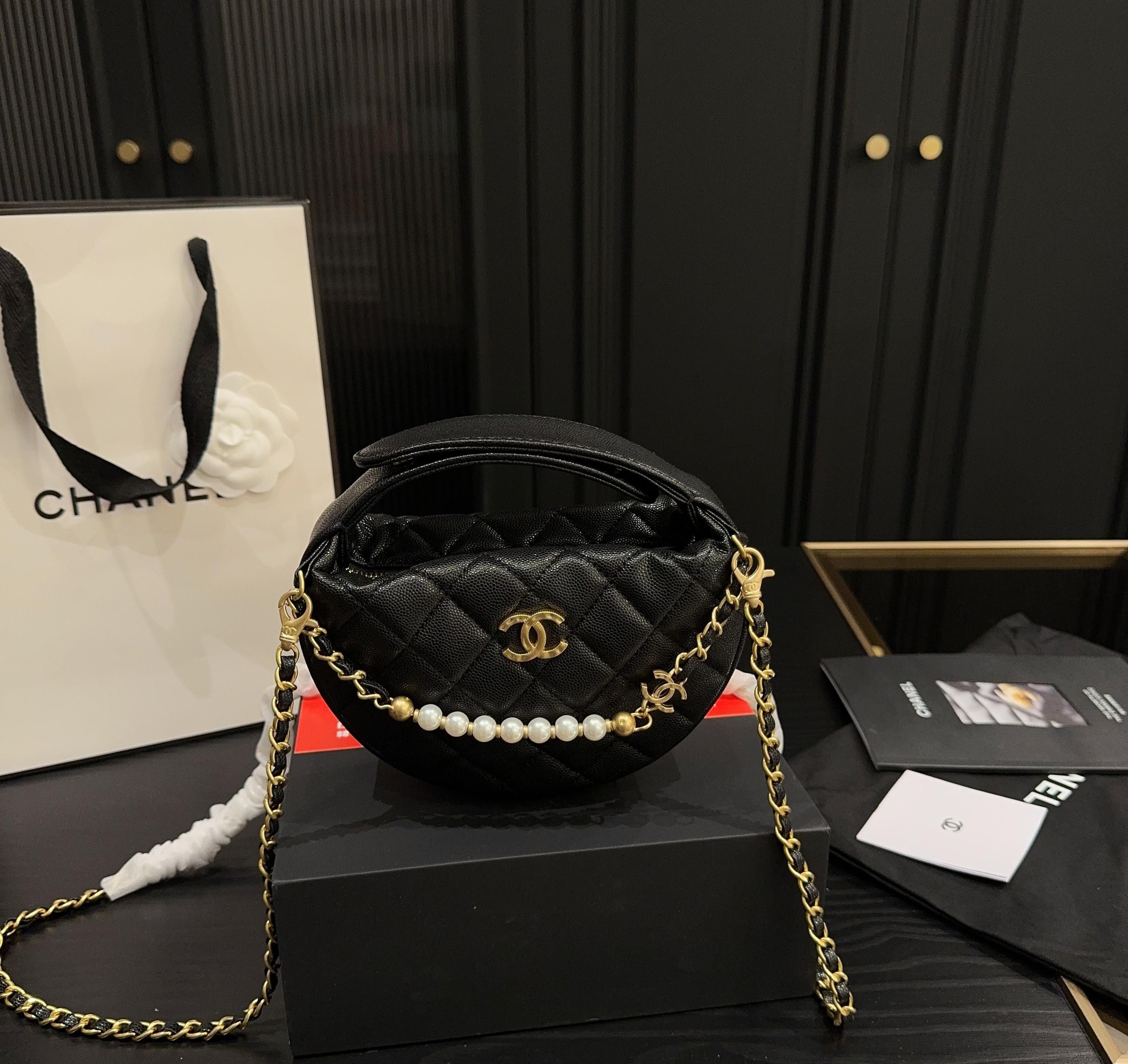 《25‘新作》【パールチェーンがおしゃれ♪】CHANEL《ポーチ》