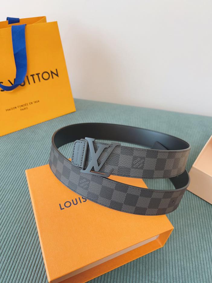 LOUIS VUITTON/ルイ・ヴィトン 4.0cm幅 クラシックベルト· ギフトにもご自身用にも最適です