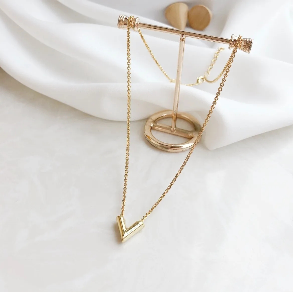 【国内発送/直営店】ネックレス 平野紫耀さん着用！M61083 アクセサリー LV ペンダント ・エセンシャルV 専用箱付き