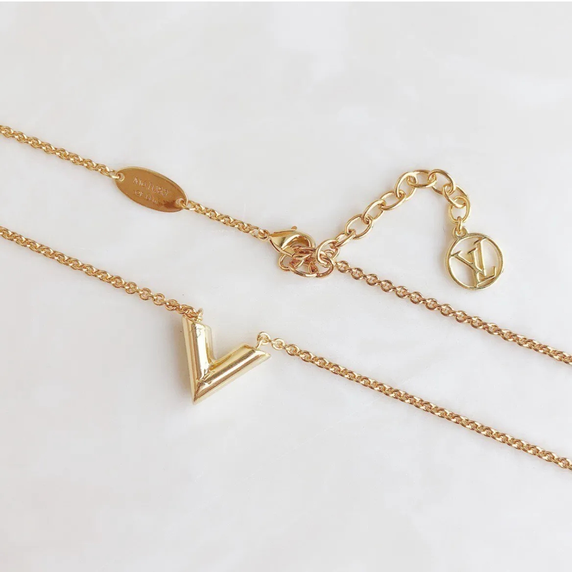 【国内発送/直営店】ネックレス 平野紫耀さん着用！M61083 アクセサリー LV ペンダント ・エセンシャルV 専用箱付き