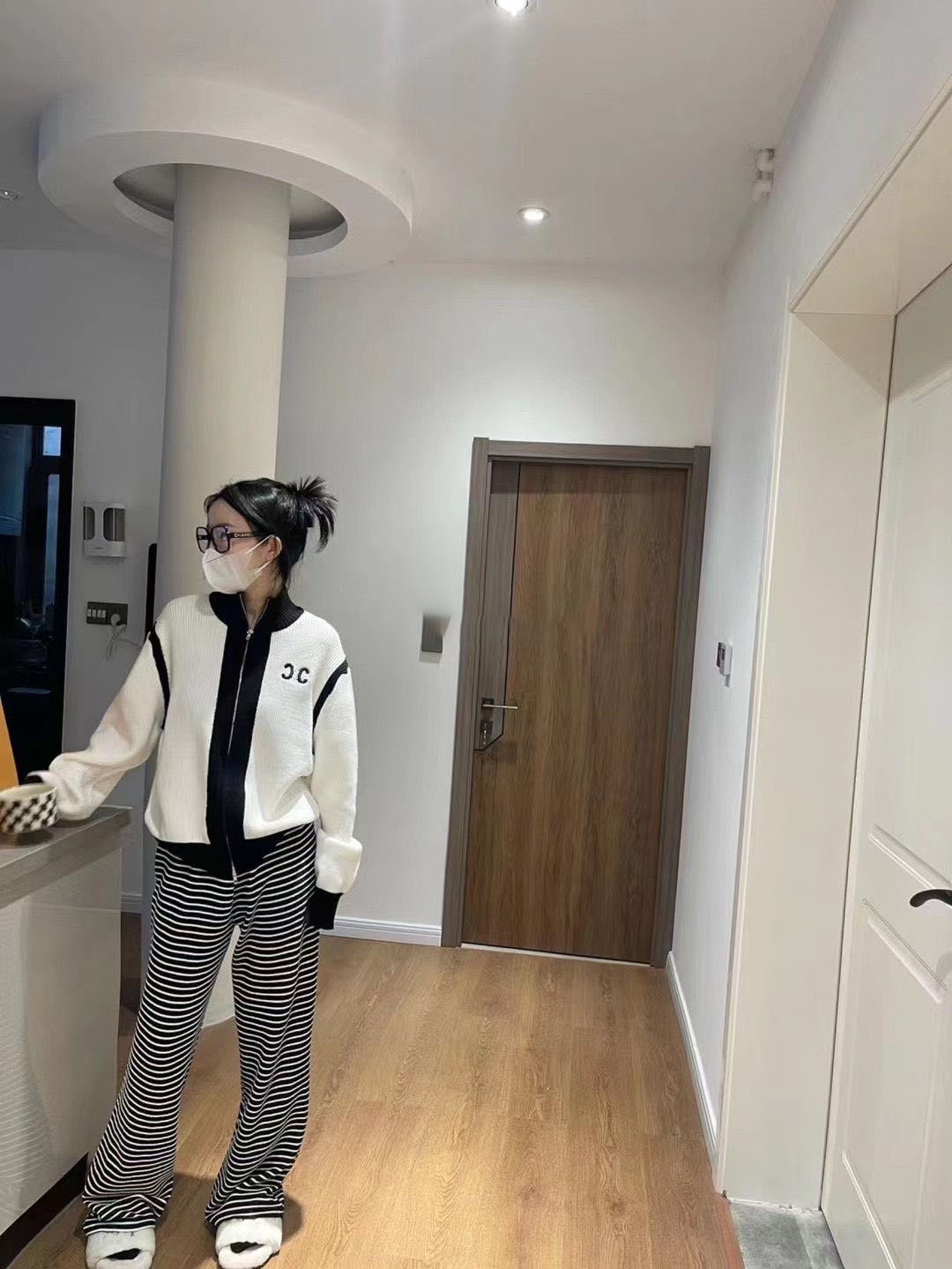 LOEWE高品質刺繍ニットカーディガンセーター