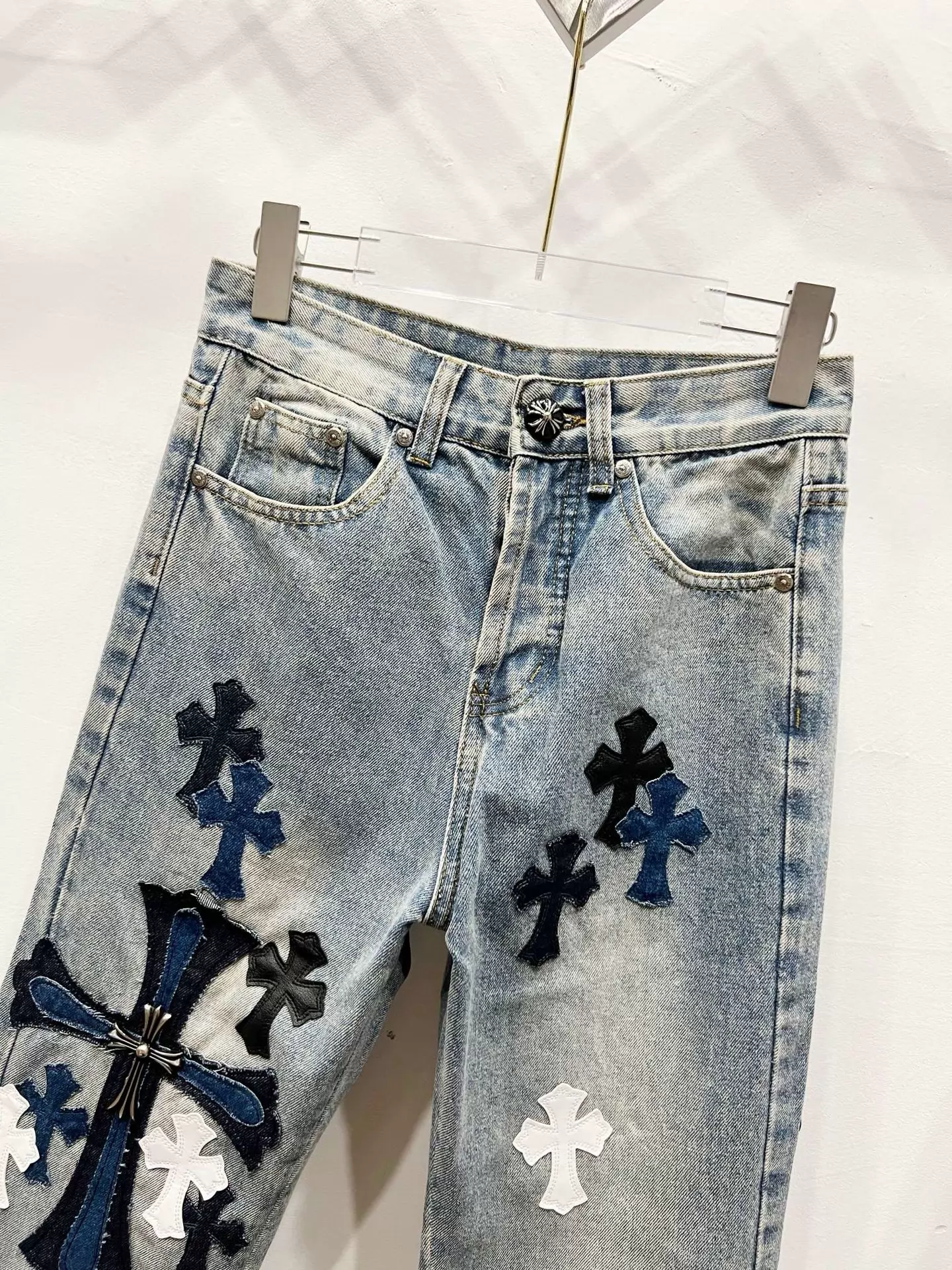 クロムハーツ 【2026新作】Chrome Hearts × Sex Records メタルパッチ クロスデザイン ウォッシュドデニム 展示会限定モデル｜男女兼用