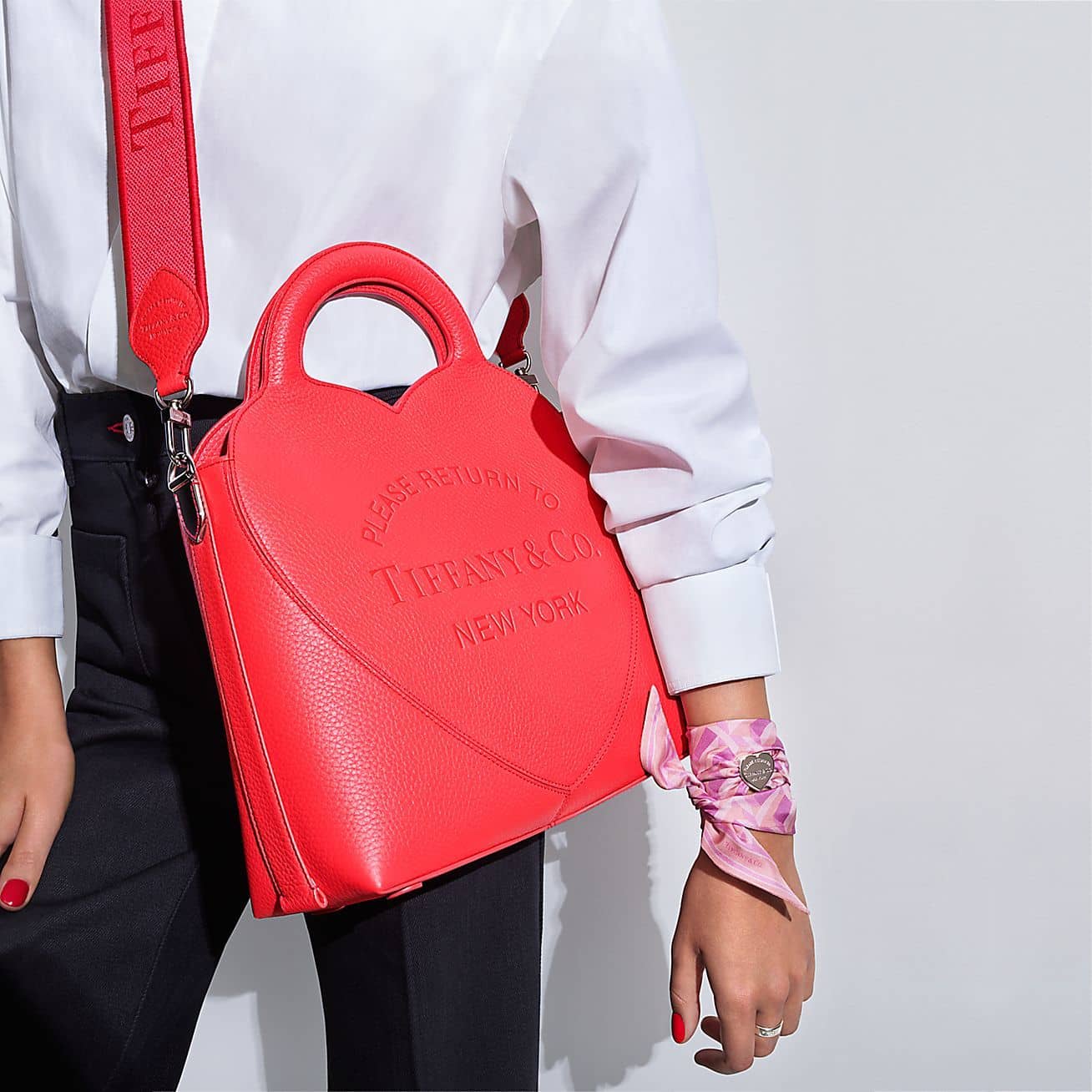 【Tiffany&Co.】◆超人気🔥日本限定 近藤千尋さん使用◆ ハート レザー ショルダーバッグ