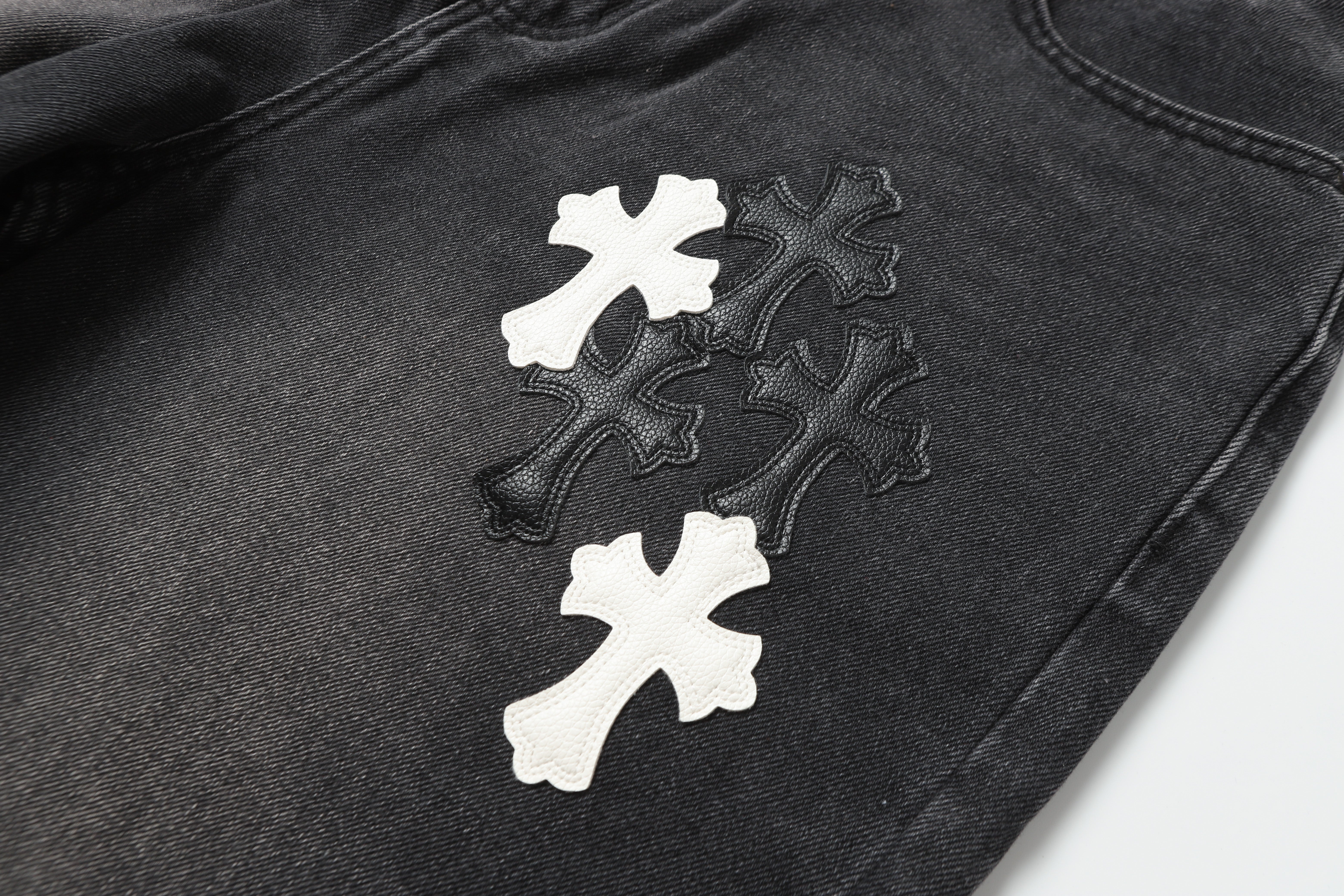 【Chrome Hearts】クロムハーツ ホワイト＆ブラック レザー クロスパッチ ジーンズ