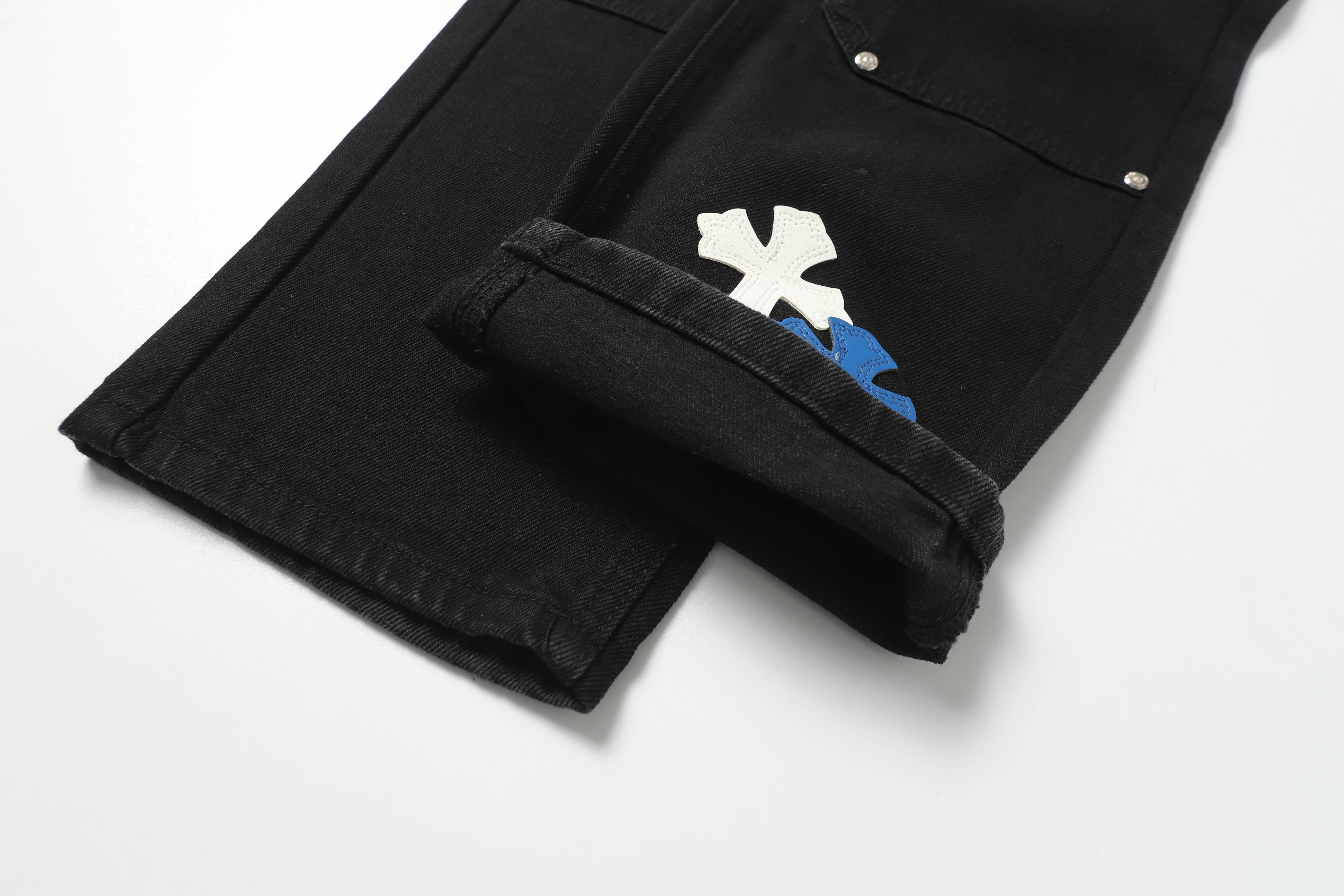 【Chrome Hearts】クロムハーツ ホワイト＆ブルー レザー クロスパッチ ジーンズ