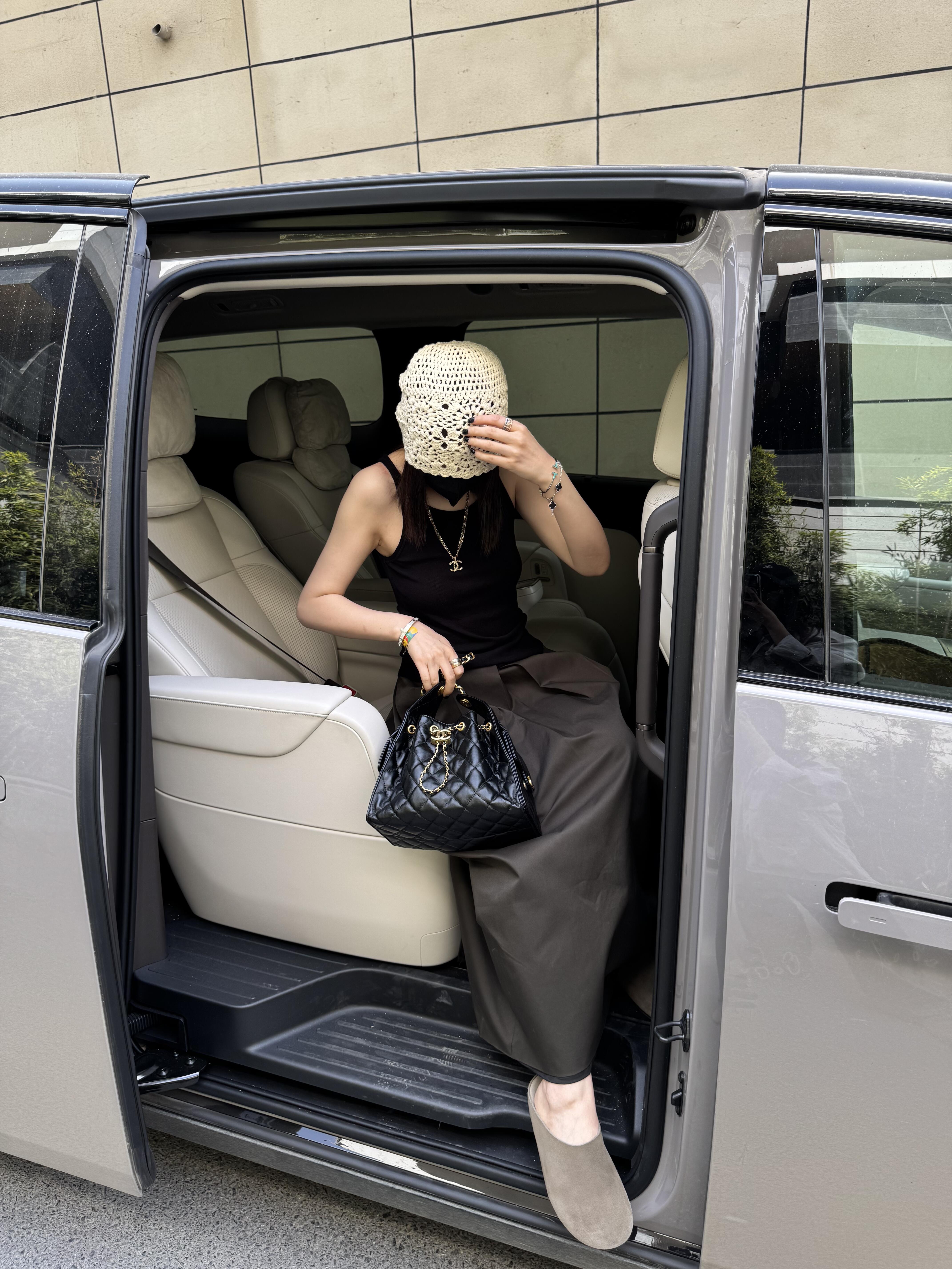 《HOBO》CHANEL 25S新作 スモールハンドバッグ ブラック