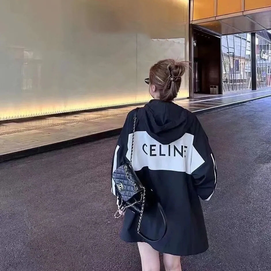 CELINEアルファベットロゴが色に衝突したパッチワーク風コート
