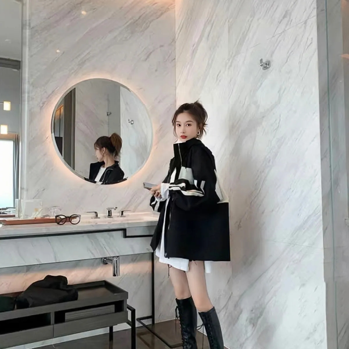 CELINEアルファベットロゴが色に衝突したパッチワーク風コート