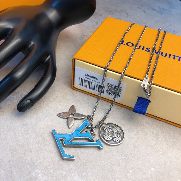 【国内発送/直営店】ネックレス 大人気！残りわずか♪ 防弾少年団BTSジミンJIMINが着用しているLVのイニシャルペンダントです