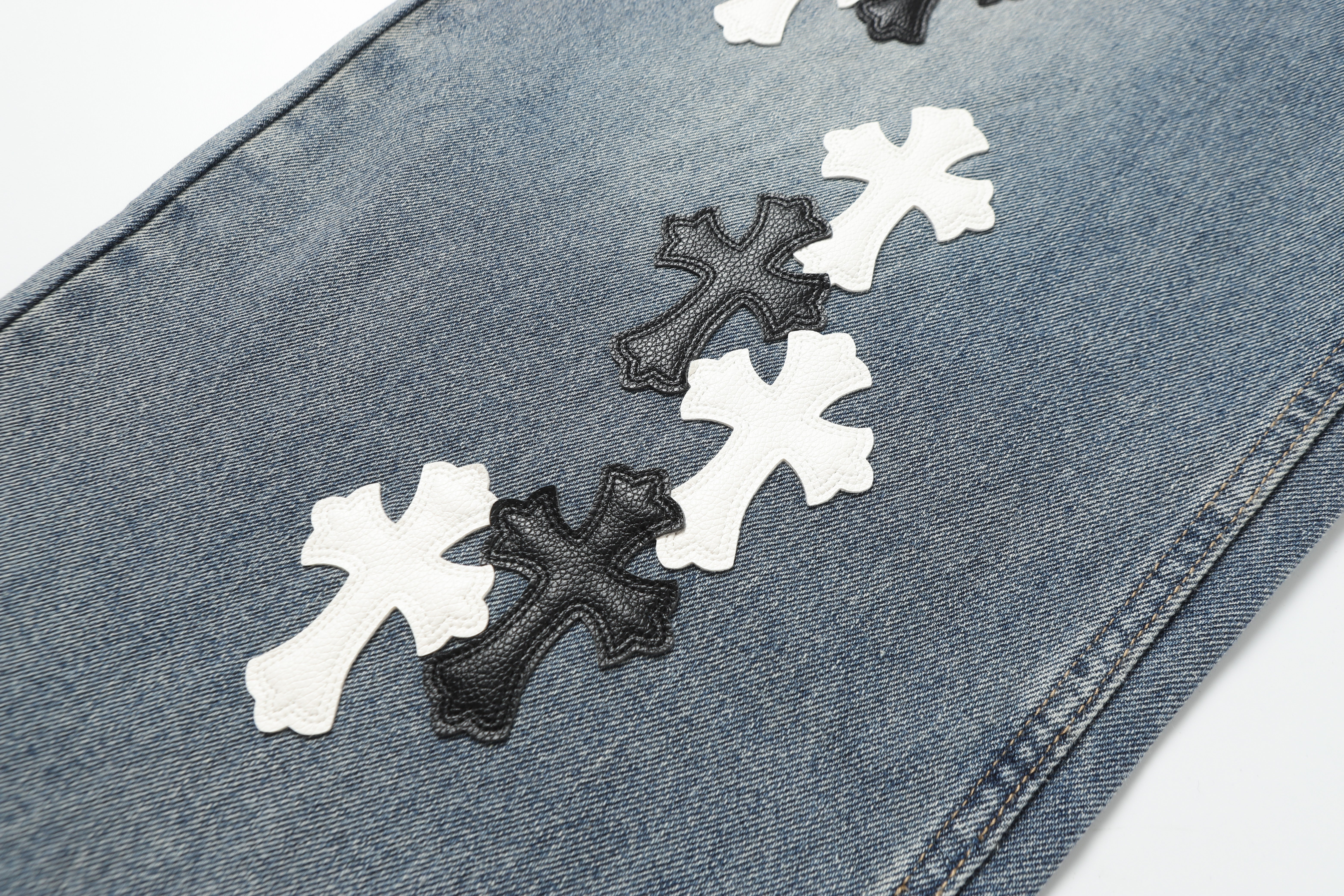 【Chrome Hearts】クロムハーツ ホワイト＆ブラック レザー クロスパッチ ジーンズ