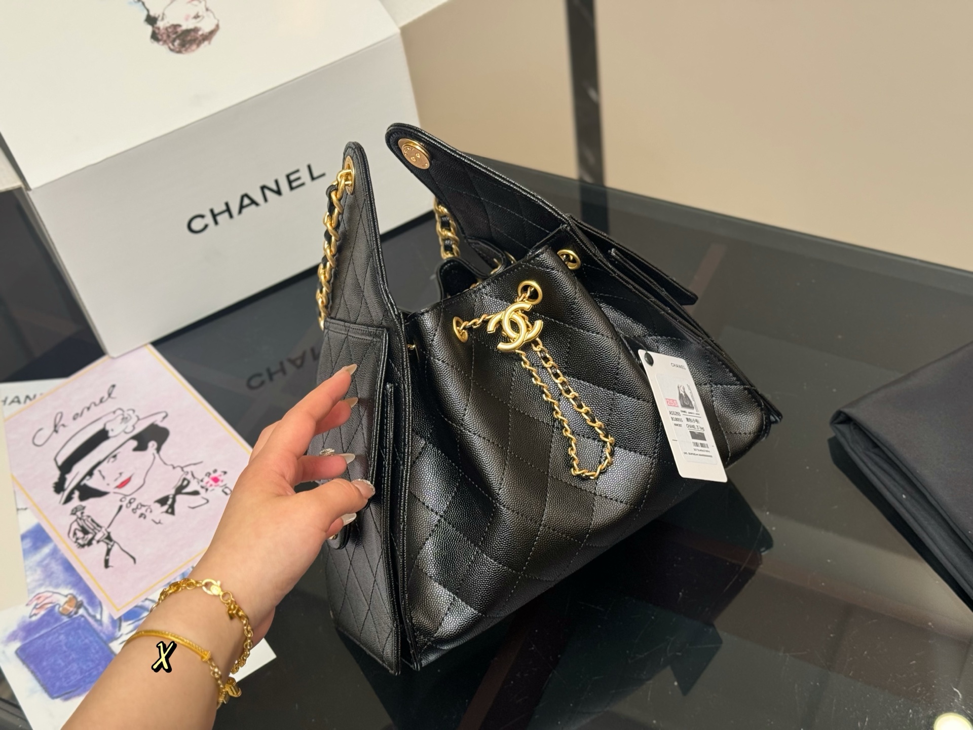 《HOBO》CHANEL 25S新作 スモールハンドバッグ ブラック