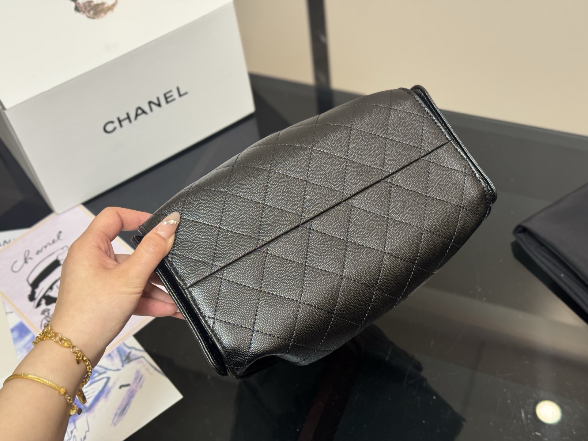 《HOBO》CHANEL 25S新作 スモールハンドバッグ ブラック