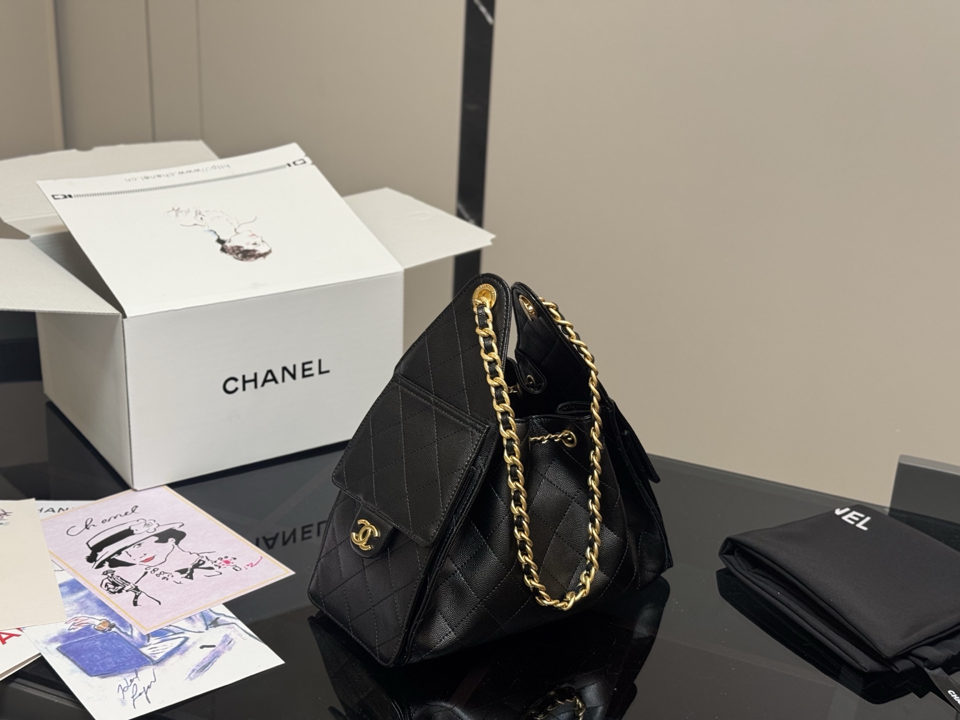 《HOBO》CHANEL 25S新作 スモールハンドバッグ ブラック