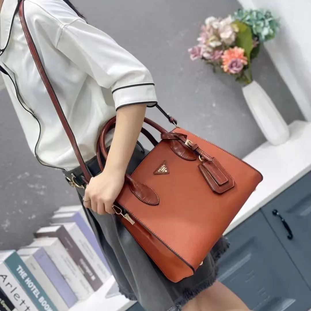 ★PRADA直営店★ラージ サフィアーノ レザー ハンドバッグ