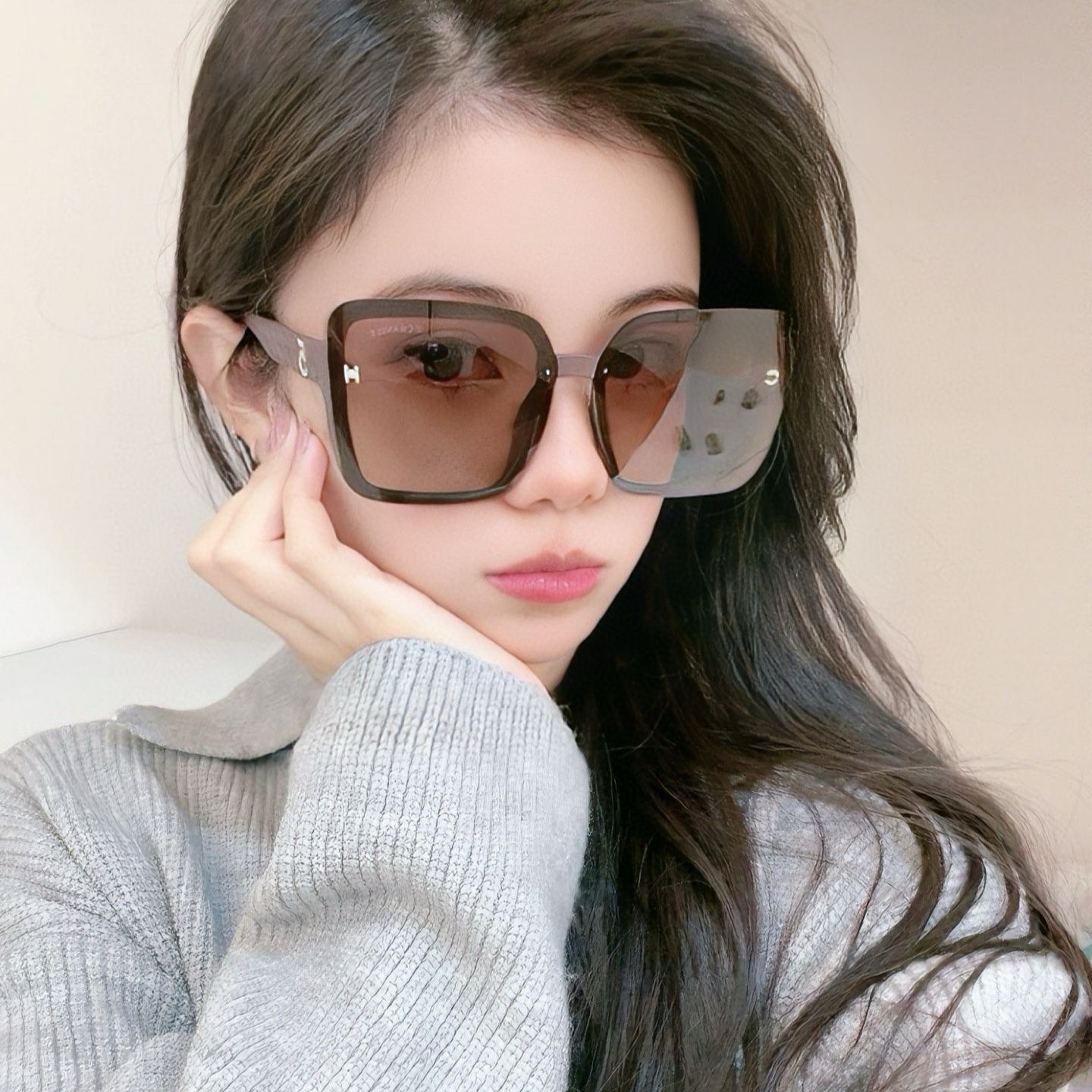 シャネルの新作サングラス、個性的で前衛的な春夏最新モデル CH2305