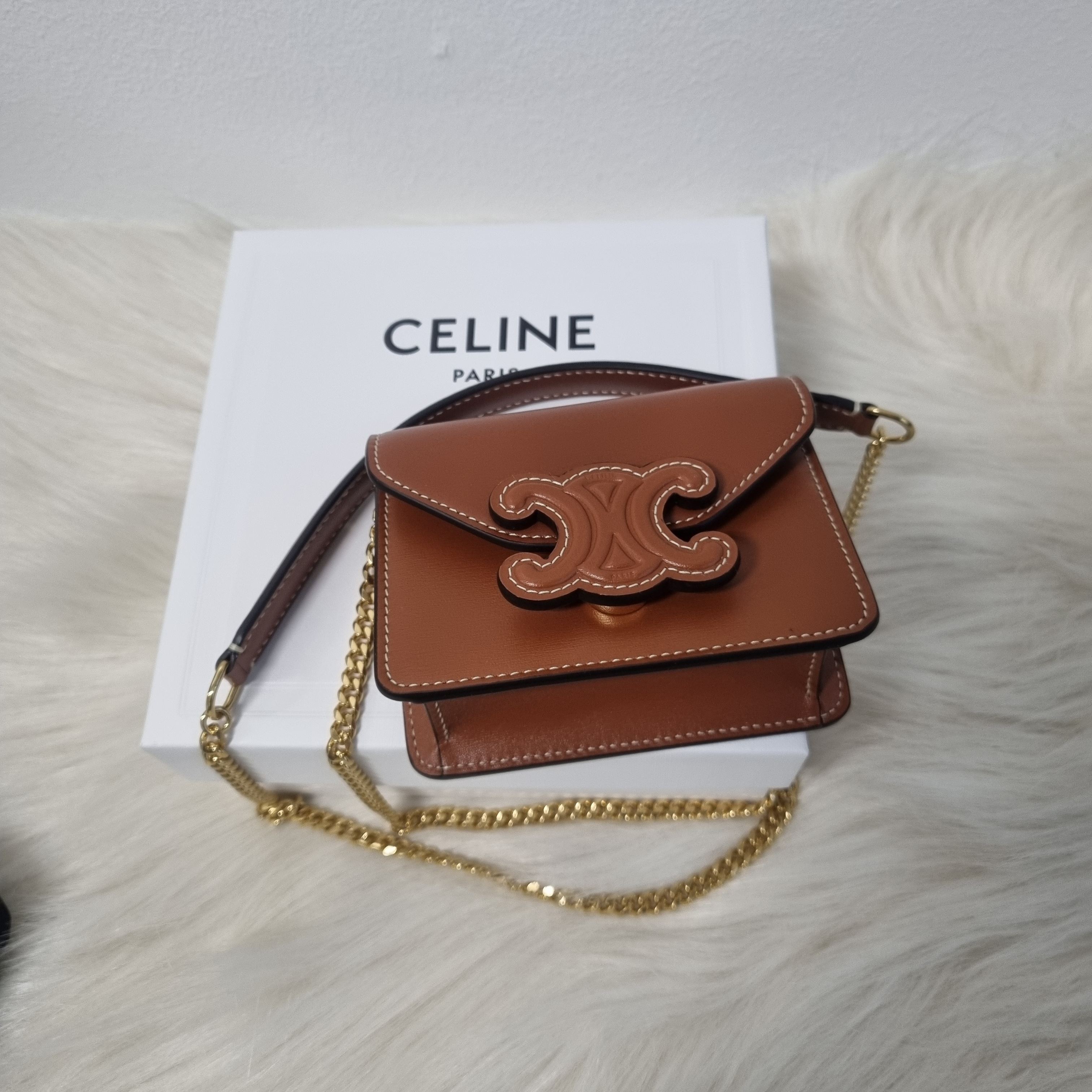 １点限り♪【CELINE直営店買付】CARD HOLDER ON CAHIN TRIOMPHE