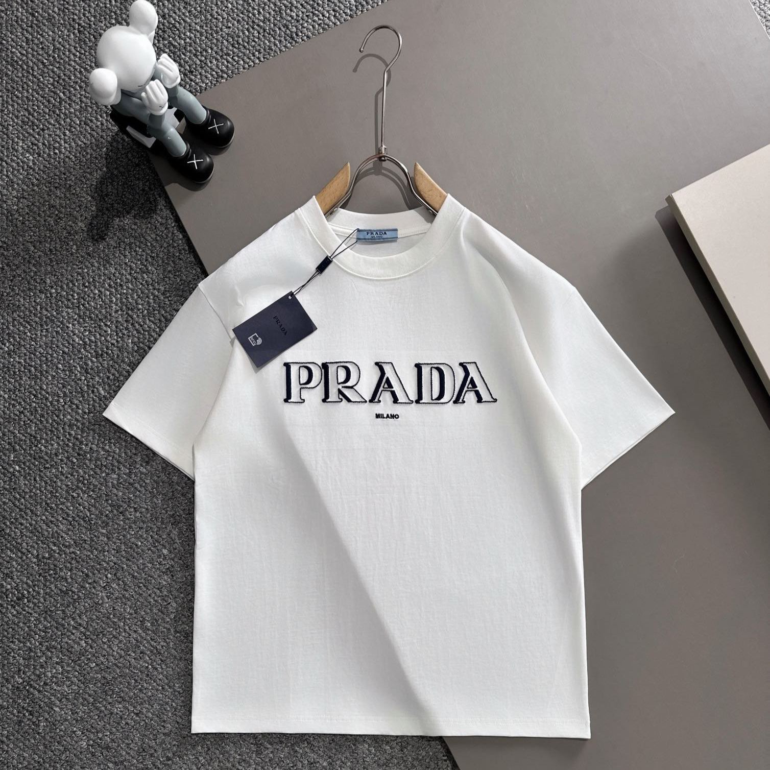 【プラダ】2025年春夏新作 ブラック/ホワイト 半袖 T138048
